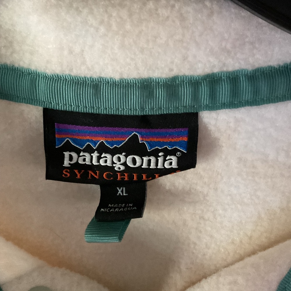 Patagonia Cream and Green Sweatshirt - Picture 2 of 4